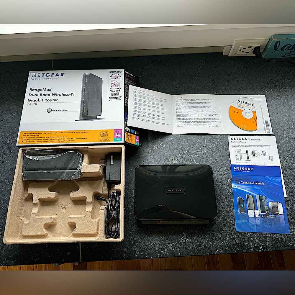NETGEAR RangeMax Dual Band Wireless-N Gigabit Router - Picture 3 of 11